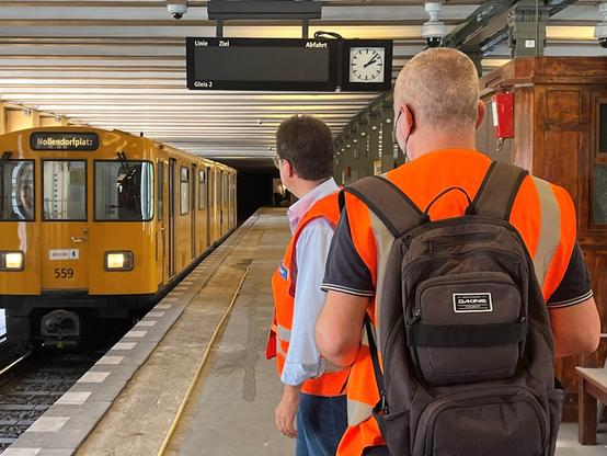 Auf der Linie U4 fährt ein Zug in den U-Bahnhof Rathaus Schöneberg ein. Mit 2,9 Kilometern und fünf Stationen ist die Strecke in Schöneberg die kürzeste reguläre U-Bahn-Linie in Berlin.