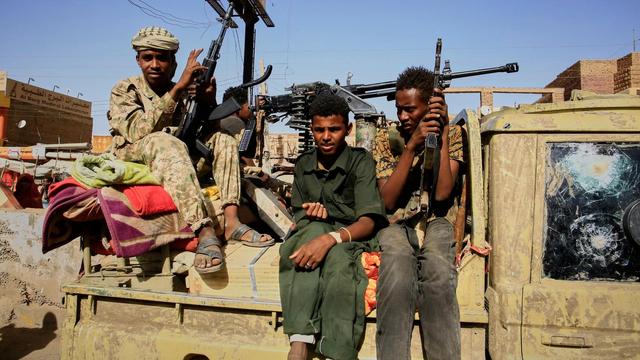 Junge Soldaten auf einem Fahrzeug in Sudan. 