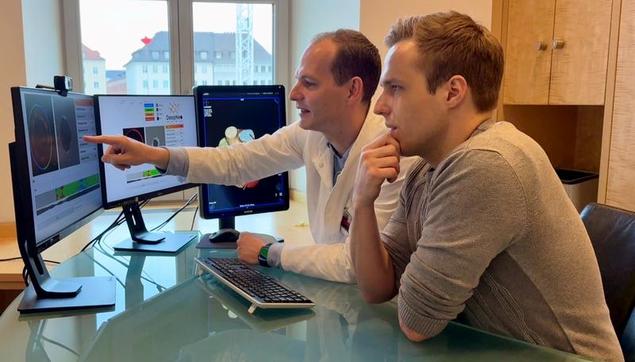Philipp Nicol und Valentin Koch arbeiten mit DeepNeo.