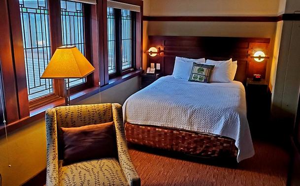 Historic Midwest hotel a room at Park Inn Mason City Iowa