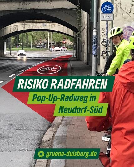 Das Bild zeigt eine vielspurige Straße mit schmalem Gehweg aus der Sicht von Radfahrenden. Die Straße führt unter mehreren Brücken durch. Neben dem Gehweg steht ein Schild: Radweg Ende. Auf der rechten Fahrspur ist grafisch ein roter Radfahrstreifen mit einem Fahrradsymbol dargestellt. Im Bild ist ein Textbanner zu sehen mit folgendem Text: "Risko Radfahren. Pop-Up-Radweg in Neudorf-Süd. gruene-duisburg.de" Das Bild zeigt eine vielspurige Straße mit schmalem Gehweg aus der Sicht von Radfahrenden. Die Straße führt unter mehreren Brücken durch. Neben dem Gehweg steht ein Schild: Radweg Ende. Auf der rechten Fahrspur ist grafisch ein roter Radfahrstreifen mit einem Fahrradsymbol dargestellt. Im Bild ist ein Textbanner zu sehen mit folgendem Text: "Risko Radfahren. Pop-Up-Radweg in Neudorf-Süd. gruene-duisburg.de"