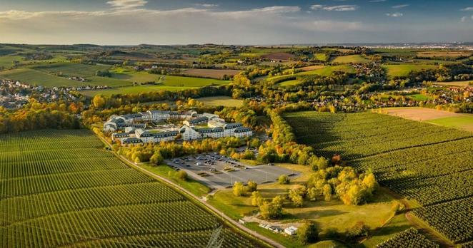 Luftaufnahme der im Grünen gelegenen Rehaklinik Bavaria in Kreischa mit Blick auf Dresden