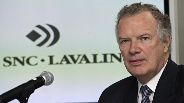Un homme écoute une question lors d'une conférence de presse.