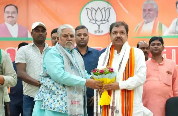 BJP workers led by party leader Pramod Chandravanshi giving Dr Dilip Jaiswal a warm welcome.