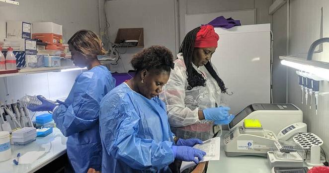 Drei Frauen bei der Probenvorbereitung im Labor
