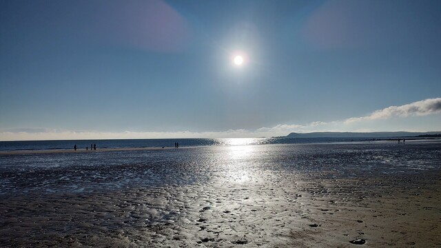 Clonea beach, Sunday December 11, 2022 at around 11 pm. A cold morning after a freezing night, yet a beautiful day at the sea. The sun shines nice and warm from a blue sky. The tide is out, the sea is very calm.