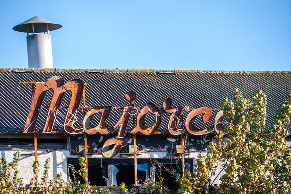 The dilated Majorca logo on top of the building.