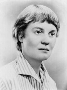 Black and white photo of a young Iris Murdoch 