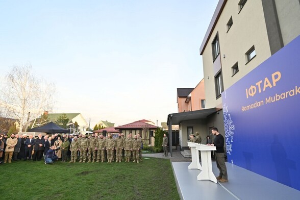 President of Ukraine Volodymyr Zelenskyy together with Ukrainian Muslim soldiers, leaders of the Mejlis of the Crimean Tatar people, and representatives of the Muslim clergy, took part in the Iftar, a dinner held during the holy month of Ramadan for Muslims.

Zelenskyy addressing troops and other representatives  from a podium