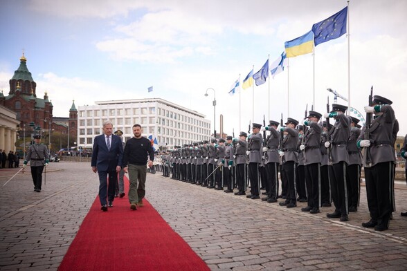 Nordic-Ukrainian Summit in Helsinki

Zelenskyy walking on a red carpet with soliders sulating