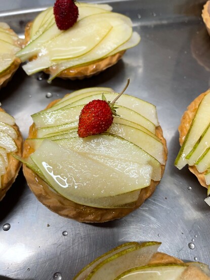 Pear & Vanilla Tartlet with wild strawberry on top 