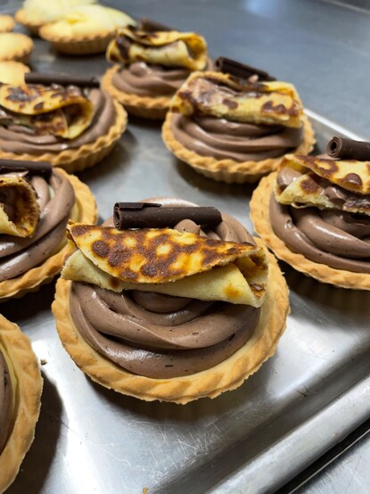 Vanilla & Chocolate Tartlet with Crêpe tube deco on top 