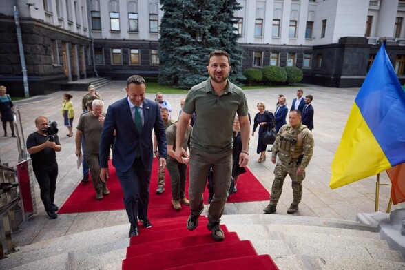 President Zelenskyy of Ukraine  met with 
Taoiseach of Ireland Leo Varadkar, 

They are walking side by side uo some steps covered in a red carpet