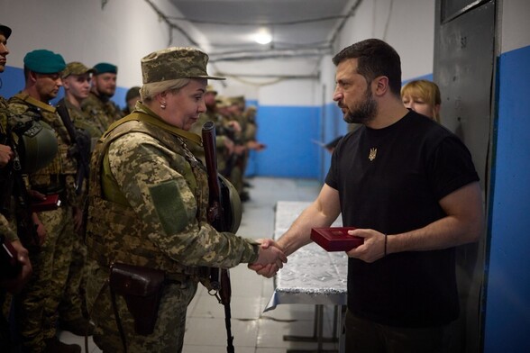 Working trip by Volodymyr Zelenskyy President of Ukraine  to #Donetsk and Zaporizhzhia regions

Shaking hands with a female solider whilst handing her an award