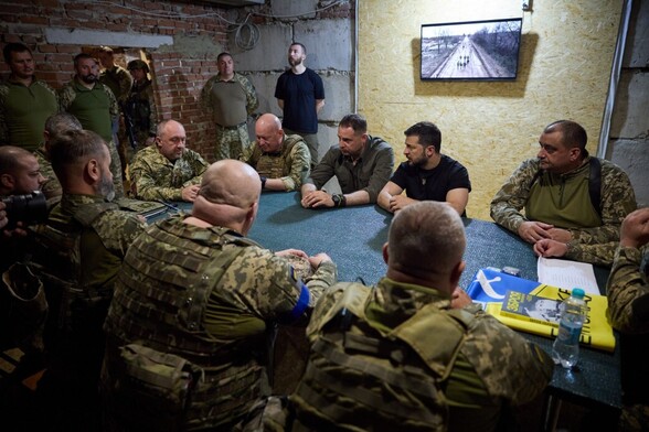 Working trip by Volodymyr Zelenskyy President of Ukraine  to #Donetsk and Zaporizhzhia regions

Talking to military around a table