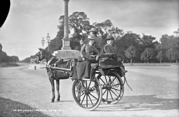 A jaunting car aka an outside car in the Phoenix Park, Dublin, Ireland. Bef. 1903. The National Library of Ireland. No known copyright restrictions.
