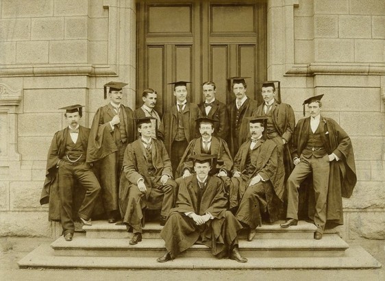 Trinity College, Dublin: Biological Association members on the steps of a College building. Photograph, 1893. Wellcome Collection. Public domain.