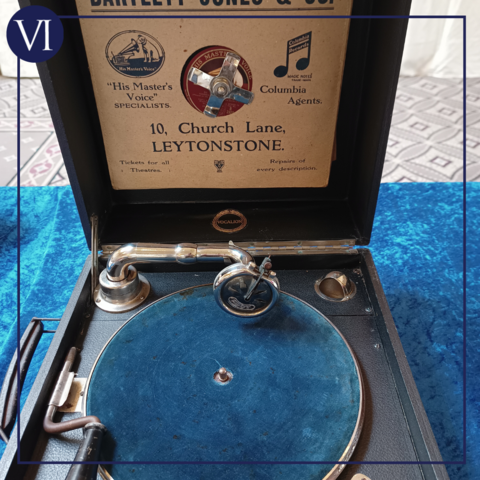 The gramophone from above as in the grid but a larger, standalone version of the photo.
