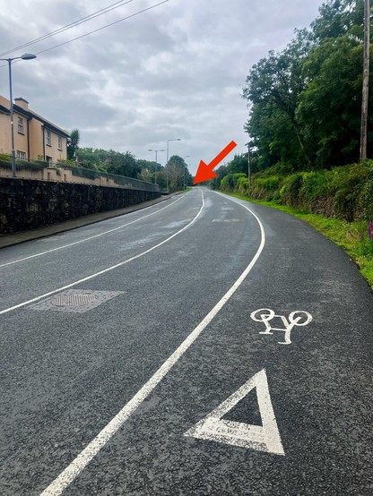 A road going up hill. On either side a 200 meter cycle lane. That’s it. All of it.