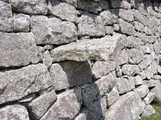 Close up on the Hare’s Gap wall showing a large flat step stone jutting out from the face of the wall.