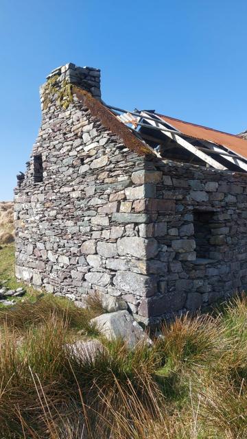 An old ruined building up in the mountains, it said no when I asked if I could go inside so I stayed out here and took my little pics. Beautiful dry stone wall, rusting corrugated iron roof peeling off and dry tussocky hills.