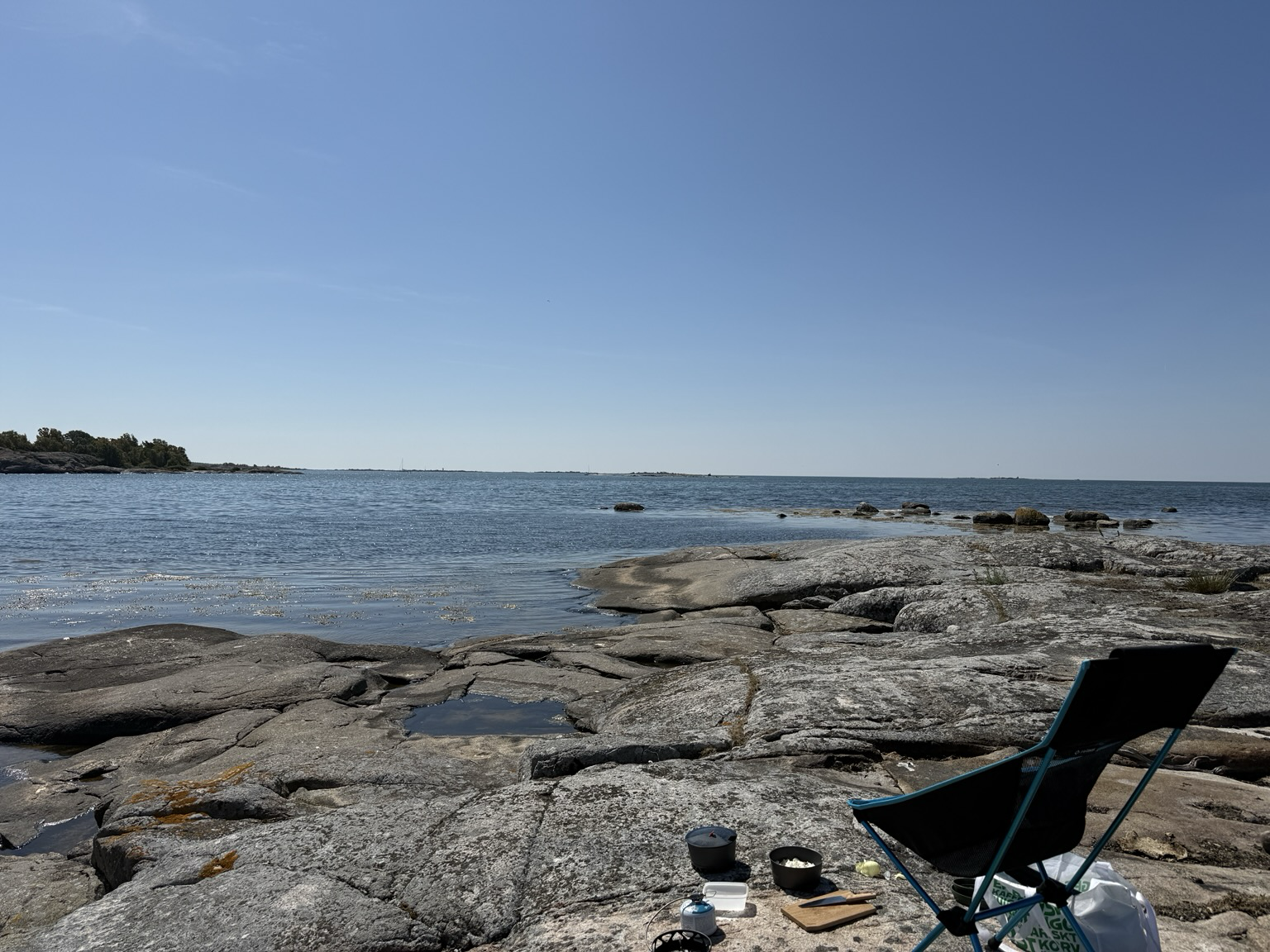 Matlagning på en skärgårdsö med havet i bakgrunden.