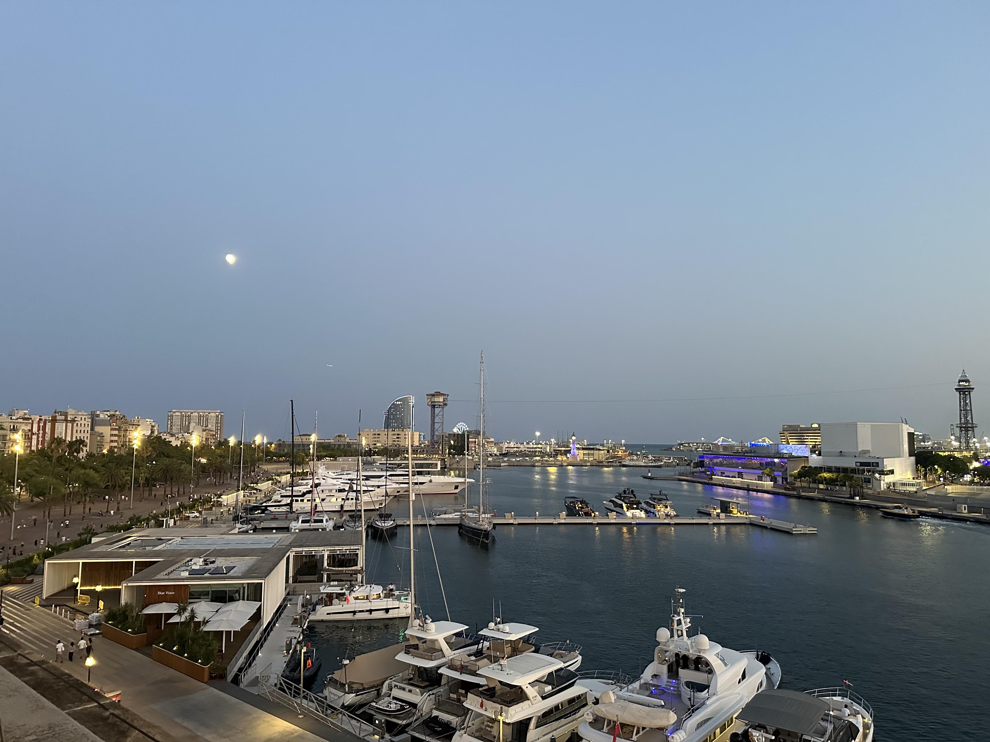 En utsikt från en takterrass i Port Vell i Barcelona mot Barceloneta och hotel W