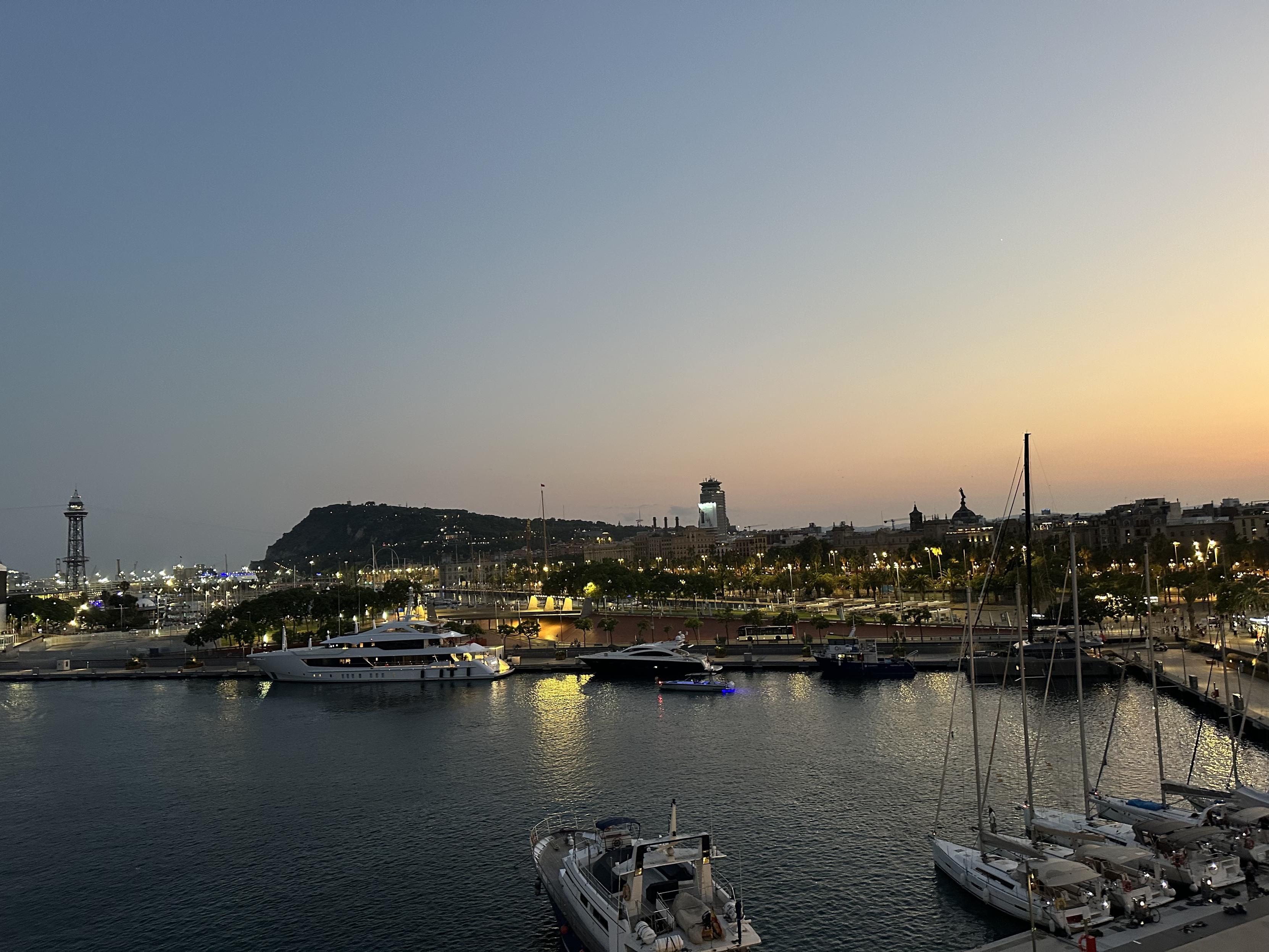 En utsikt i solnedgången mot hamnen, Montjuïc och Barcelona stad