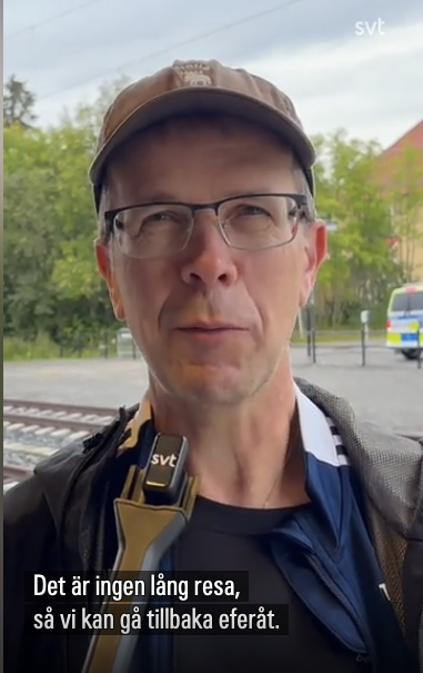 klipp från videointervju, en mic hålls fram mot den intervjuade, det är en liten svart plastbit på typ en gaffel