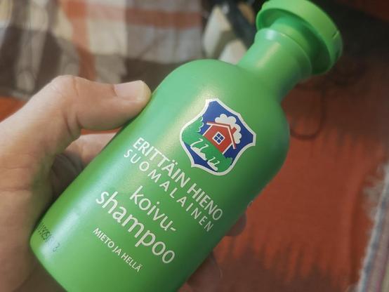 Kuvassa kolmen desin pullo kädessä vinottain