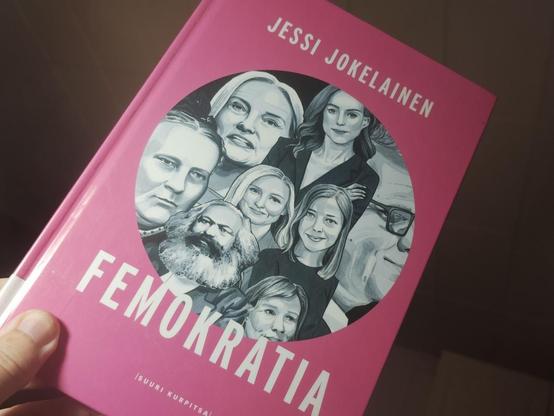 Kirjan kansi, jossa rykelmä mustalakoisia piirroksia asiaan liittyvien henkilöiden kasvoista Marinista Marxiin.
