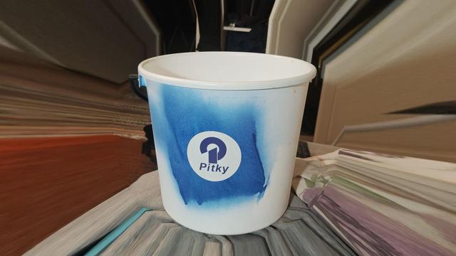 Valkoinen ämpäri, jonka kyljessä siniseksi maalattu alue, jossa Pitkyn logo.