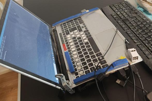 Kuvassa vasemmalta se monivaivainen kone.