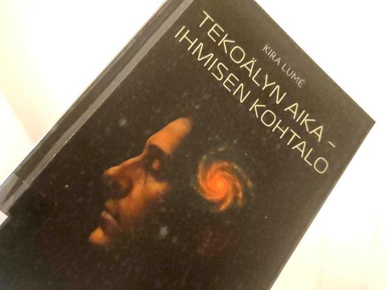 Kirja vinottain. Kansikuvana on vasemmalle suunnattu ihmisen pää, jolla silmät suljettuna ja takaraivon päällä aurinkokuntamainen pyörre