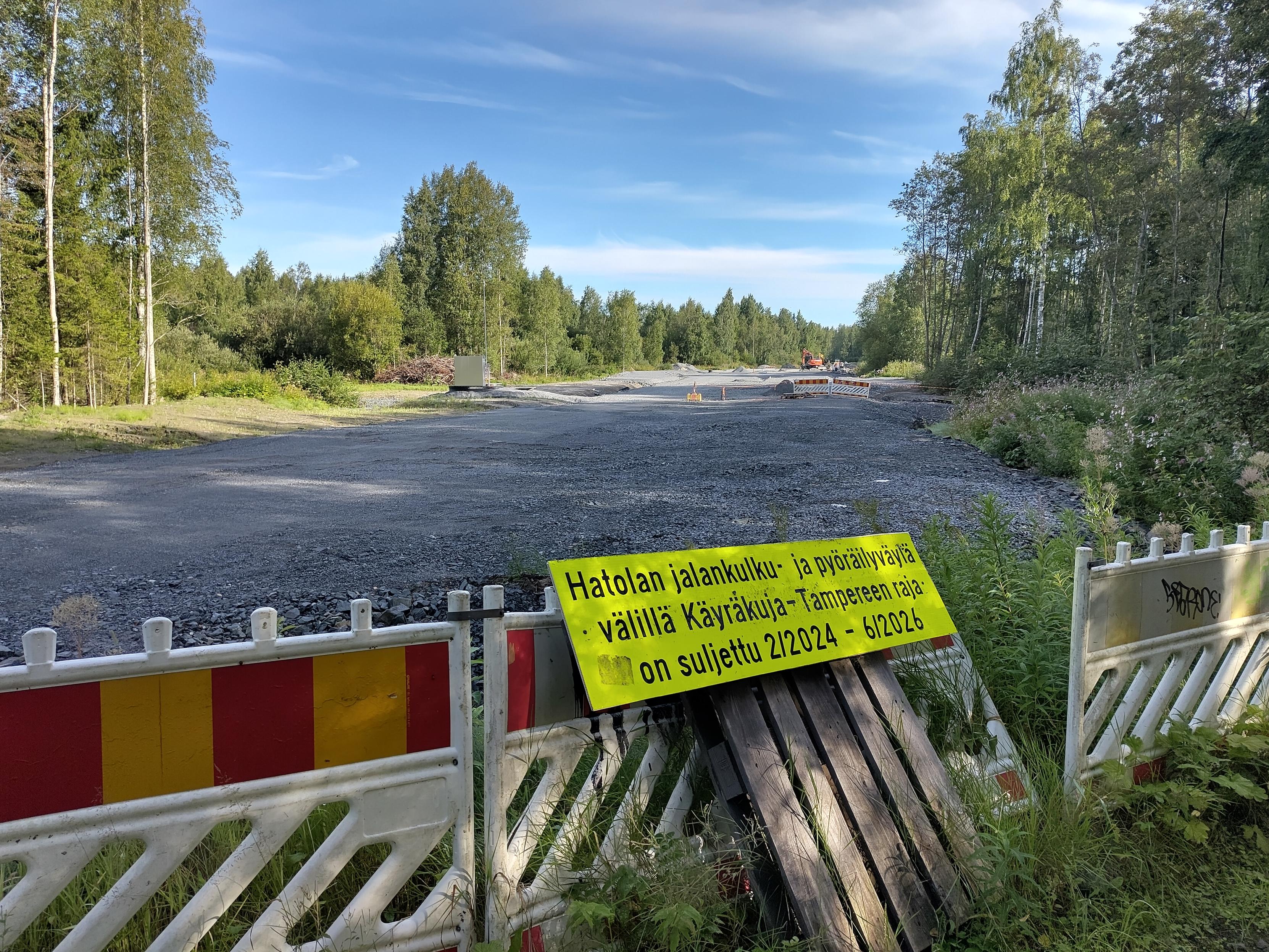 Ylöjärven Mastontien työmaa. Edessä aidat ja kyltti: Hartolan jalankulku- ja pyöräilyväylä välillä Käyräkuja - Tampereen raja on suljettu 2/2024 - 6/2026.