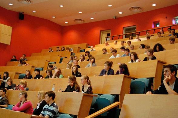 Photograph of students at a physics lecture in the physics lecture theatre, Oxford University