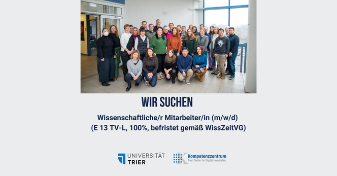 Gruppenfoto von Mitarbeitenden des Trier Center for Digital Humanities (TCDH) der Universität Trier, aufgenommen in einem Innenraum mit Tageslicht. Unter dem Bild steht der Schriftzug „WIR SUCHEN Wissenschaftliche/r Mitarbeiter/in (m/w/d) (E 13 TV-L, 100%, befristet gemäß WissZeitVG)“, daneben die Logos der Universität Trier und des Kompetenzzentrums TCDH.