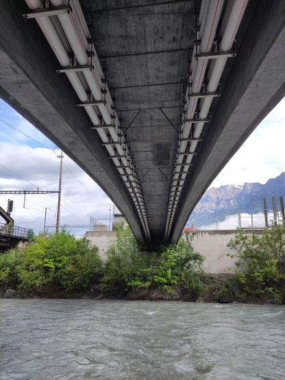 Foto. Untersicht Betonbrücke.