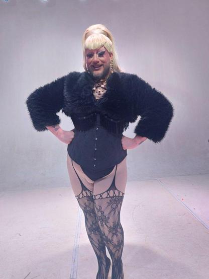 Photo d’une peluche hérisson en crochet dans le décolleté d’une drag queen (La Big Bertha)