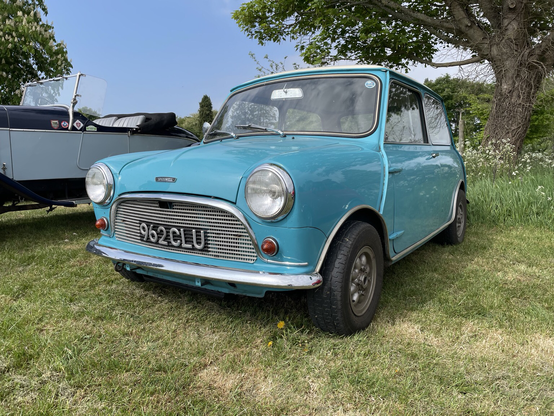 Happy #MiniMonday one and all. To kick off how about this #Speedwell replica 1962 #AustinMini with 1275 Cooper S spec motor? Groovy baby - http://miniphernalia.co.uk
