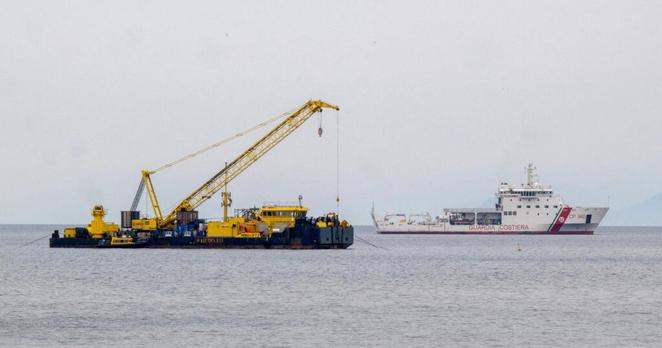 Grues géantes, sous-marin télécommandé... Les opérations pour sortir de la mer l’épave du yacht Bayesian ont débuté