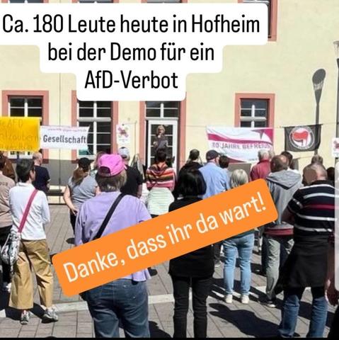 eine Menschenmenge vor dem Kellereigebäude in Hofheim. Eine Person hält eine Ansprache. Über dem Bild Schrift: Danke, dass ihr da wart.