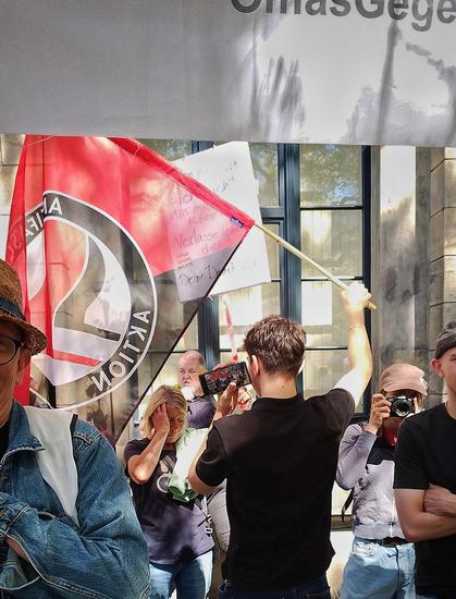 Demokraten versperren den Rechtsextremisten den Blick. Filmen un möglich durch Brandmauer aus Flaggen!