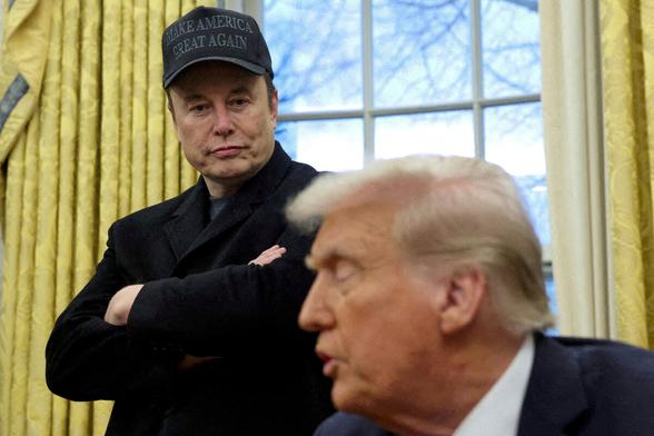 Elon Musk und Donald Trump im Oval Office.