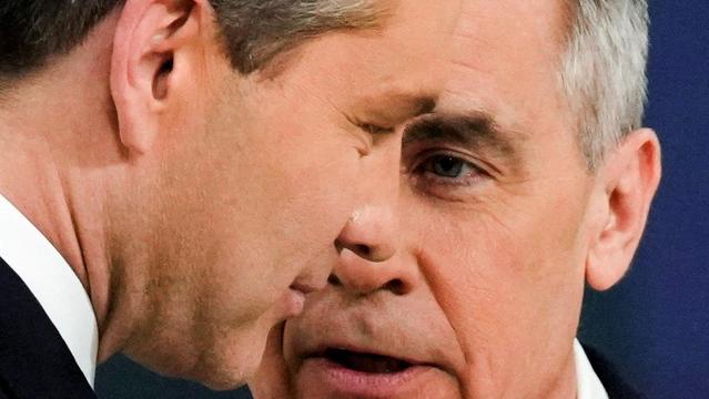 Gros plan sur les visages de MM. Carney et Poilievre.