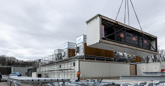 Am Forschungszentrum Jülich entsteht derzeit einer der größten KI-Supercomputer der Welt. Das Bild zeigt die Baustelle, auf der Module mit Prozessoren zusammengesetzt werden. Am Forschungszentrum Jülich entsteht derzeit einer der größten KI-Supercomputer der Welt. Das Bild zeigt die Baustelle, auf der Module mit Prozessoren zusammengesetzt werden.