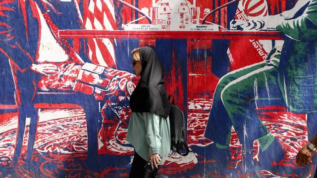 Une femme passe devant une peinture murale anti-américaine près de l'ancienne ambassade américaine à Téhéran.