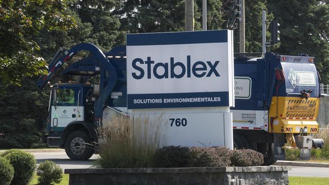 Une pancarte où l'on peut lire « Stablex solutions environnementales » devant un camion à déchets, à l'entrée du site de l'entreprise.