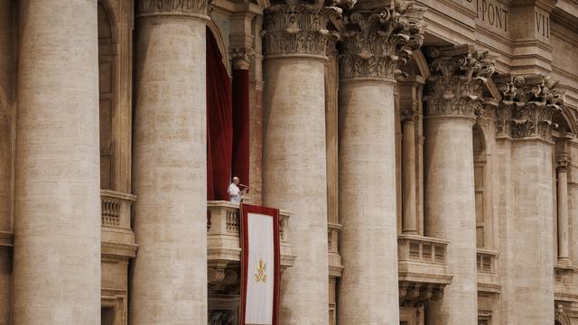 Le pape Léon prononce une allocution sur le balcon de la basilique Saint-Pierre.