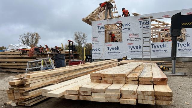 Des ouvriers en train de construire la charpente d'une maison.